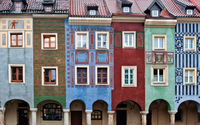Zdjęcie przedstawia architekturę kolorowych kamieniczek budniczych w Poznaniu