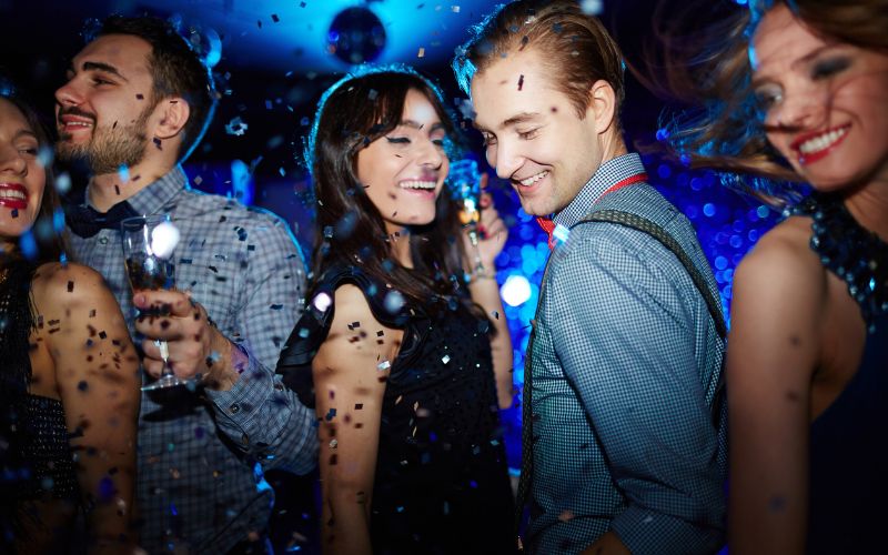 Zdjęcie przedstawia parę osób, która bawi się w klubie