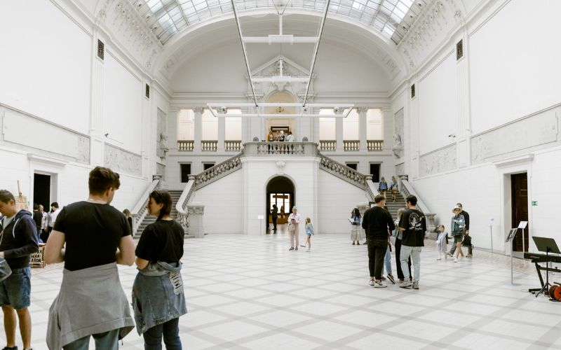 Zdjęcie przedstawia białe wnętrze Muzeum Narodowego w Poznaniu