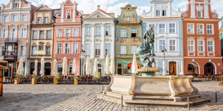 Stary rynek w Poznaniu i kamieniczki budnicze