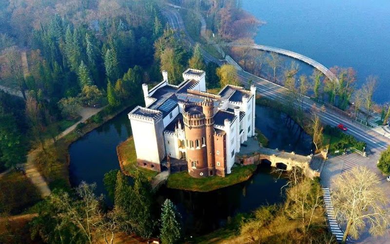 Zdjęcie przedstawia zamek w Kórniku z lotu ptaka