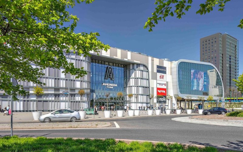 Zdjęcie przedstawia budynek z zewnątrz galerii handlowej Avenida w Poznaniu