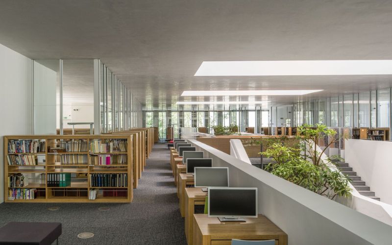 Zdjęcie przedstawia wnętrze jednej z filii Biblioteki Raczyńskich. Jest to strefa edukacyjna z komputerami