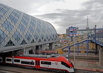Zdjęcie przedstawia pociąg na dworcu Poznań Główny