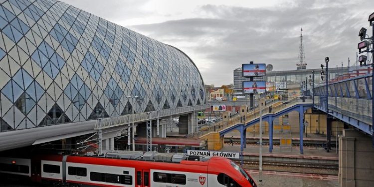 Zdjęcie przedstawia pociąg na dworcu Poznań Główny