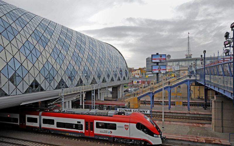 Zdjęcie przedstawia pociąg na dworcu Poznań Główny