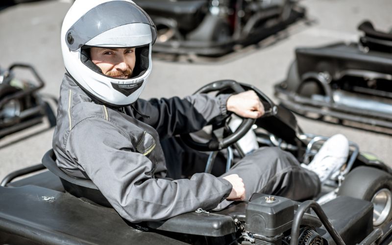 Zdjęcie przedstawia mężczyznę na gokartach