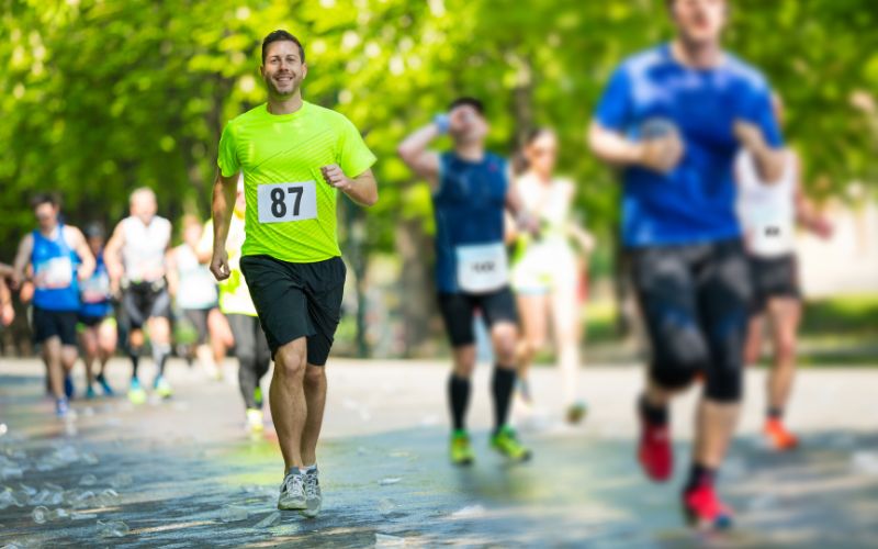 Zdjęcie przedstawia uczestników półmaratonu, którzy biegną