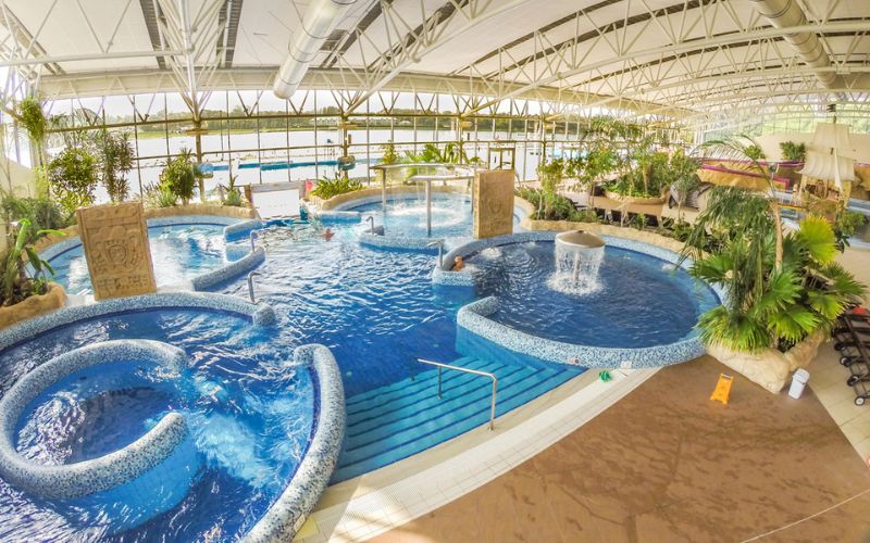 Zdjęcie przedstawia wnętrze w Termach maltańskich