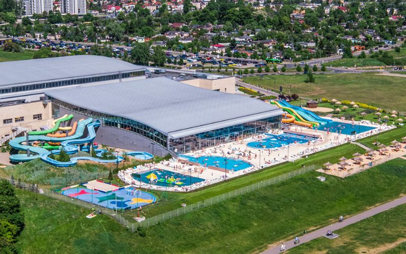 Zdjęcie zrobione z lotu ptaka na cały budynek Term Maltańskich i plażę zewnętrzną 