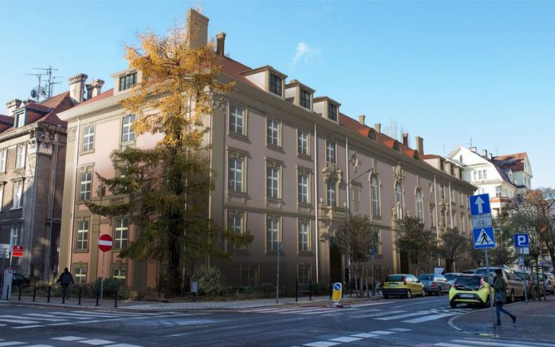 Zdjęcie przedstawia budynek z zewnątrz Domu Tramwajarza w Poznaniu