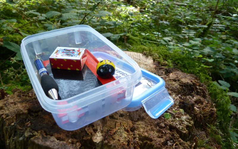 Zdjęcie przedstawia pudełko z geocachingu 