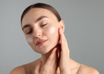 Jak pielęgnować twarz wiosną? Rutyna, która pomaga skórze po zimie!