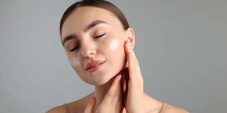 Jak pielęgnować twarz wiosną? Rutyna, która pomaga skórze po zimie!
