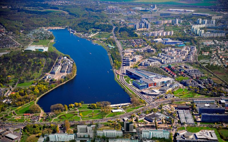 Zdjęcie przedstawia jezioro maltańskie w Poznaniu z lotu ptaka