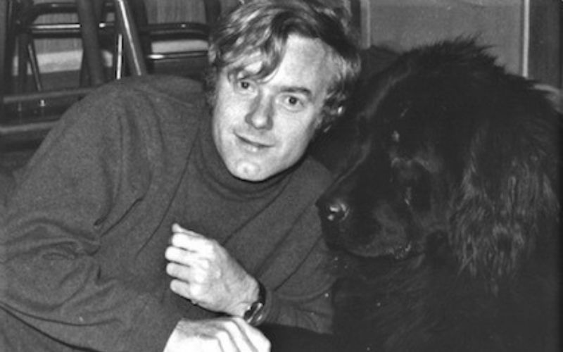 Zdjęcie przedstawia Krzysztofa Komedę z psem