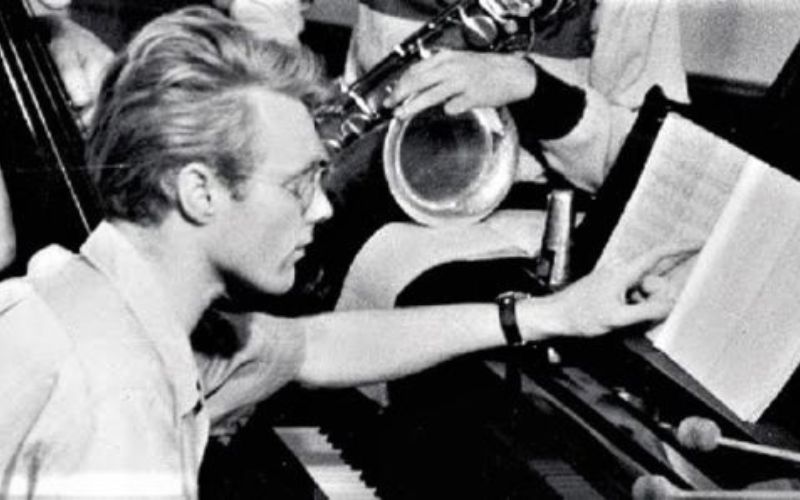 Zdjęcie przedstawia Krzysztofa Komedę pracującego przy tworzeniu muzyki