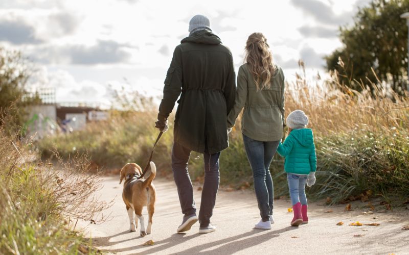 Zdjęcie przedstawia spacer rodzinny