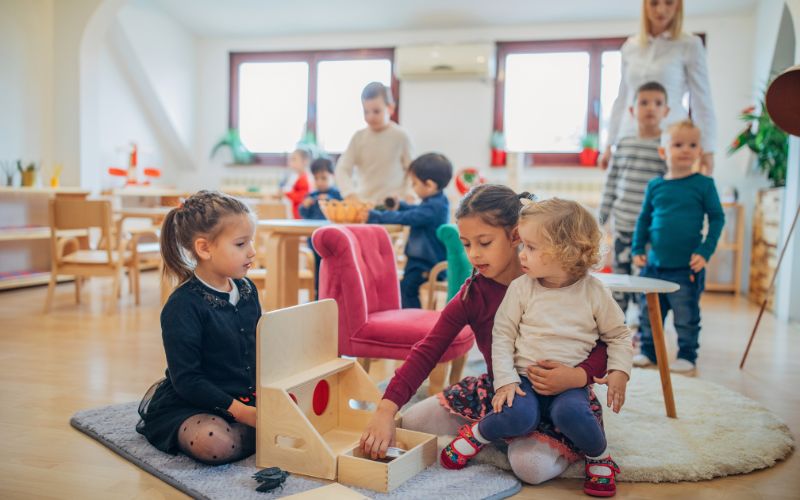 Zdjęcie przedstawia dzieci bawiące się w żłobku