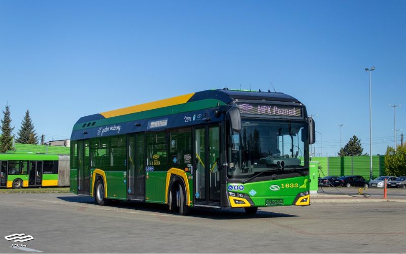 Zdjęcie przedstawia autobus wodorowy Solaris Urbino 12 hydrogen w Poznaniu