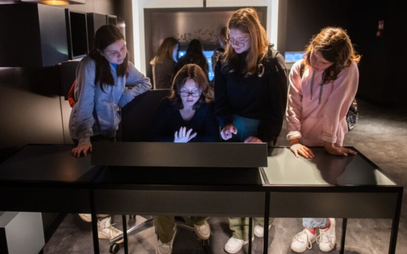 Zdjęcie przedstawia odwiedzających na wystawie w Centrum Szyfrów Enigma