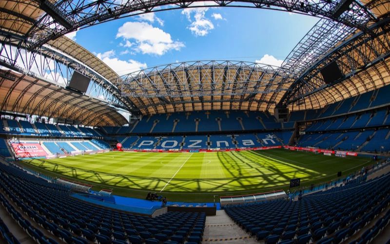 Zdjęcie przedstawia Enea Stadion w środku - widok na murawę