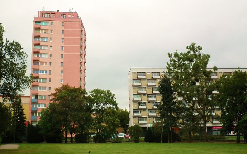 Zdjęcie przedstawia blokowiska na Ogrodach w Poznaniu