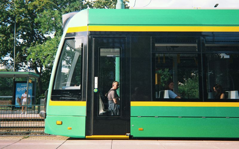 Zdjęcie przedstawia zielony tramwaj w Poznaniu