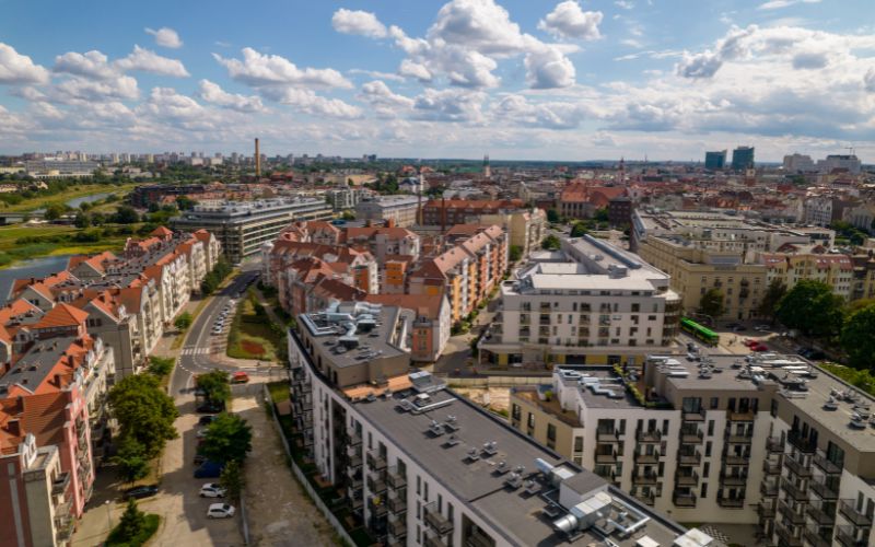 Zdjęcie przedstawia miasto Poznań z widoku z lotu ptaka