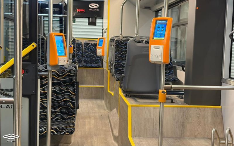Zdjęcie przedstawia wnętrze autobusu wodorowego w Poznaniu