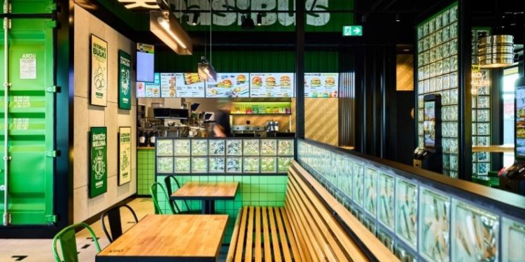 Burger w croissancie Pasibus na lato. Krosanty dostępne tylko przez kilka tygodni