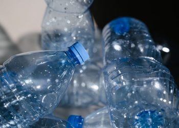 Koniec z wrzucaniem butelek pojedynczo. W Poznaniu działa butelkomat „na całe worki”