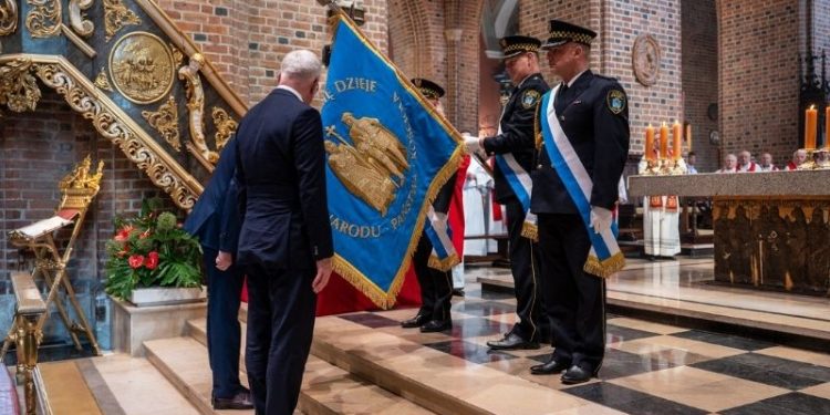 Poznań ma nowy sztandar. Historyczny symbol miasta kończy służbę po ćwierć wieku