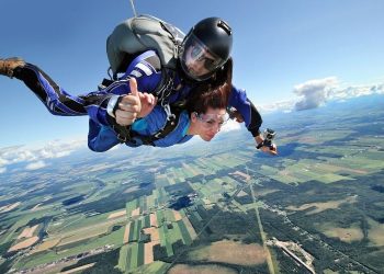 Skok-z-4000-metrów-niedaleko-Poznania-Sky-Camp-to-propozycja-dla-spragnionych-adrenaliny