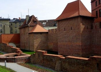 Średniowieczne mury miejskie Poznania gdzie ich szukać - atrakcje, informacje praktyczne i wskazówki