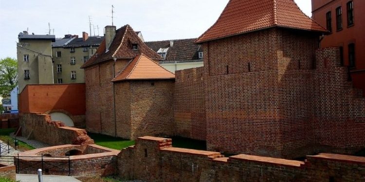 Średniowieczne mury miejskie Poznania gdzie ich szukać - atrakcje, informacje praktyczne i wskazówki