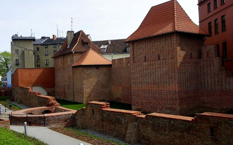 Średniowieczne mury miejskie Poznania gdzie ich szukać - atrakcje, informacje praktyczne i wskazówki