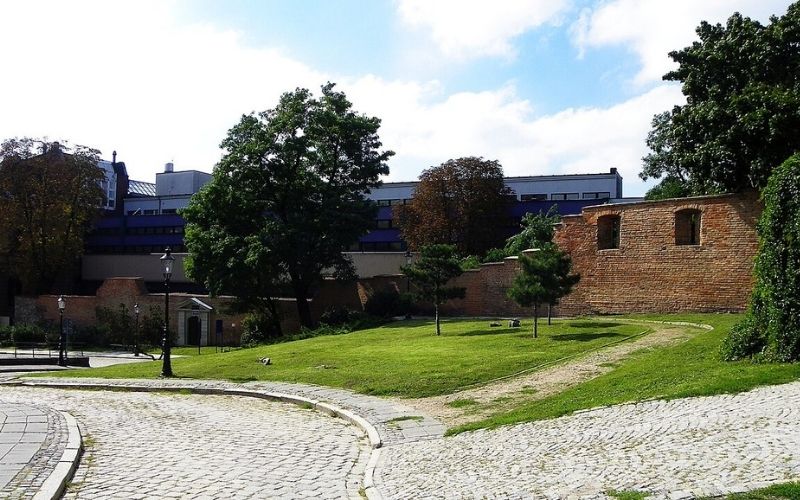 Średniowieczne mury miejskie Poznania gdzie ich szukać
