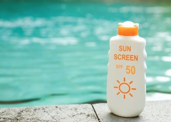 Krem z filtrem SPF 50 – ochrona twarzy przed słońcem i upałem.