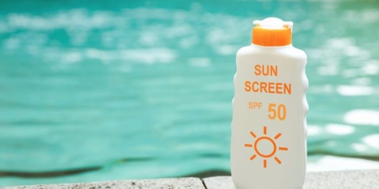 Krem z filtrem SPF 50 – ochrona twarzy przed słońcem i upałem.