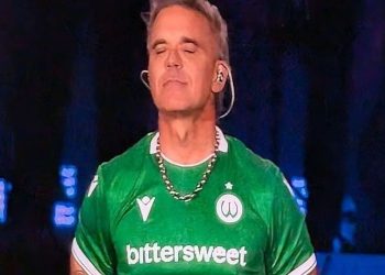 Robbie Williams po poznańsku. Wystąpił w koszulce Warty i zadzwonił do mamy fanki