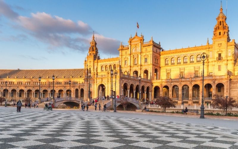 Gdzie pojechać na jesienny urlop? Pomysły na ciepło, góry i city break