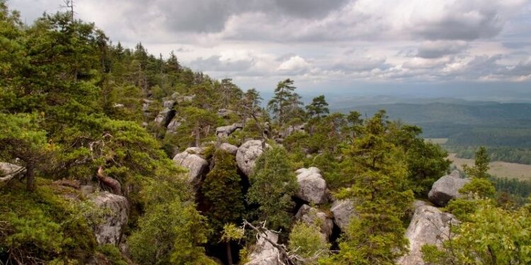 Gdzie pojechać na jesienny urlop? Pomysły na ciepło, góry i city break