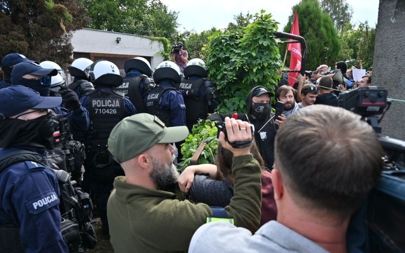 Interwencja policji i protestujących. Eksmisja na Osiedlu Maltańskim w Poznaniu zablokowana przez zgromadzony tłum i aktywistów.