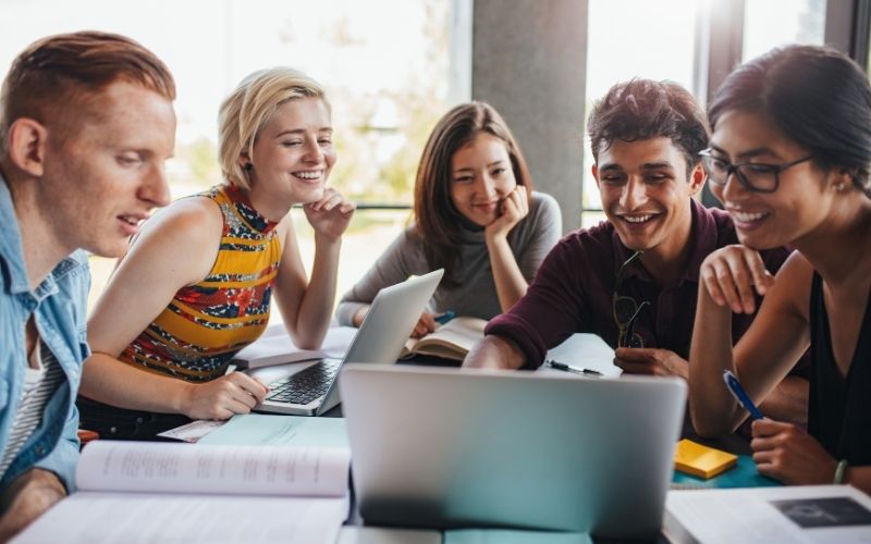 Rok akademicki 20262027 w Poznaniu. Studenci wracają na uczelnie