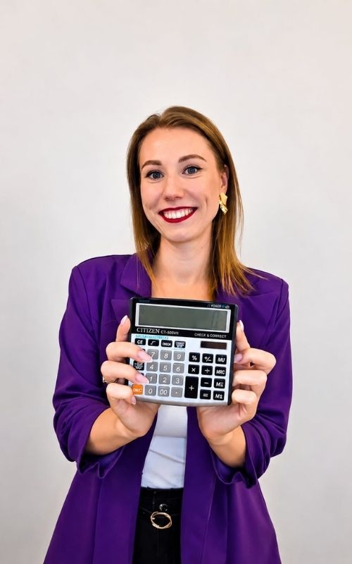 Uśmiechnięta kobieta z kalkulatorem - Katarzyna Maksel (prowadząca zajęcia)