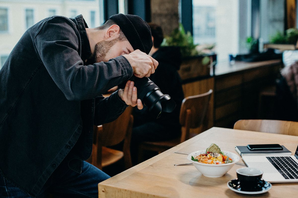 Fotograf wykonuje zdjęcia jedzenia w restauracji
